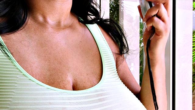 Roxi Is Hot. Fix A/C.