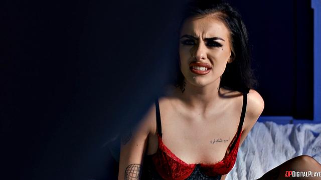 Жан разоблачает соседей и устраивает жаркий тройничок с Дэнни Ди, Скарлетт Джонс и Шей Лондон в спальне пригородного дома.