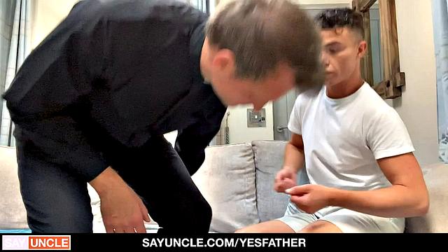 Кендрик получает римминг и жестко трахается с батюшкой