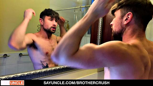 Два взрослых гея устроили жаркий анальный марафон в душевой, сперма льется по кафелю.