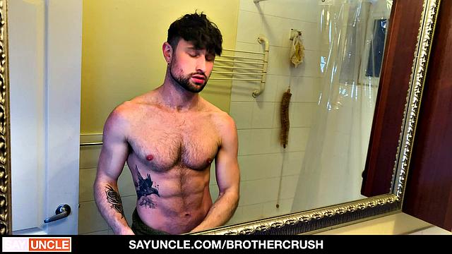 Два взрослых гея устроили жаркий анальный марафон в душевой, сперма льется по кафелю.