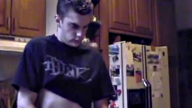 Рик дрочит свой взрослый член перед камерой, гей-аматорка в действии.