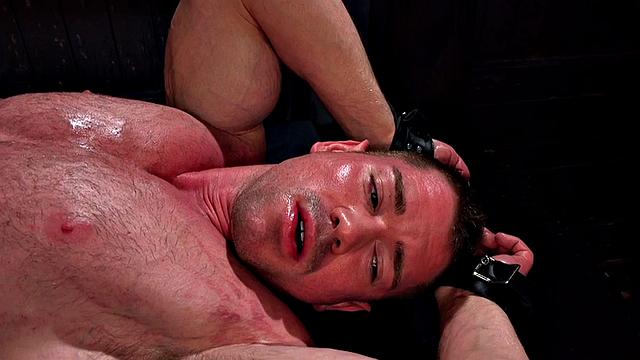 Госпожа в латексе шпилит подчинённого страпоном, потом пересаживается сама