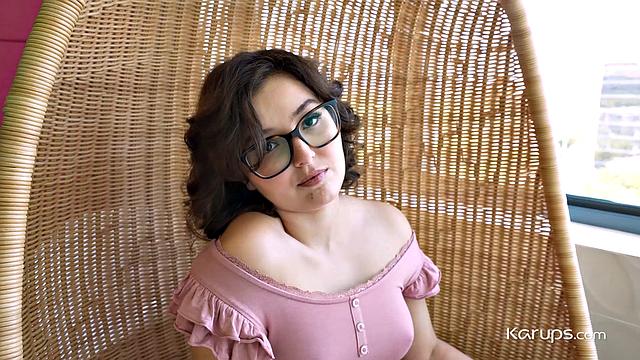 Леана Ловингс скачет на крепком члене и стонет от кайфа.