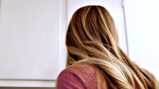 яркая блондинка обожает глубокий анал и глотает до конца