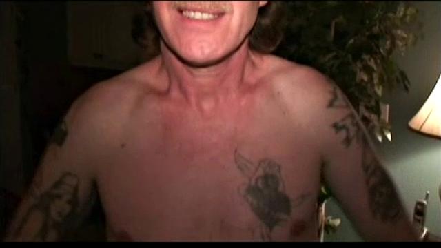 Эд выходит из тюрьмы и сразу показывает свой огромный член