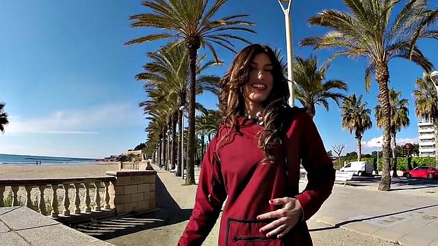 улыбчивая брюнетка сосёт и дрочит на пляже на виду у всех