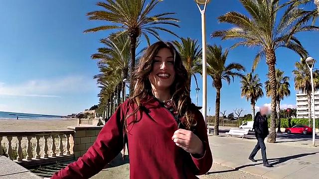 улыбчивая брюнетка сосёт и дрочит на пляже на виду у всех