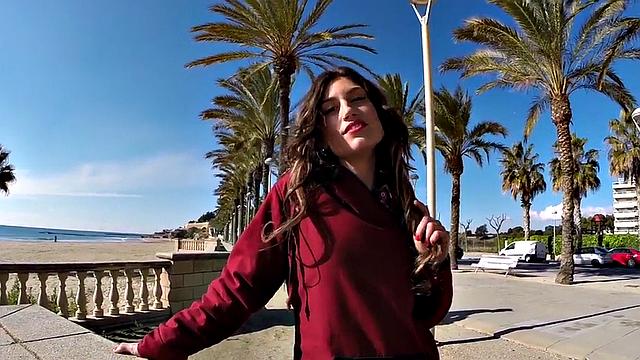 Naughty beach babe with a smile gets tugged and sucked in public after being picked up