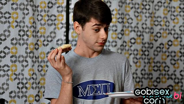 Маленькая латинка с жаждой трахает парней в бисексуальном трио, сперва берет в рот, потом ждет анала с мужиками.