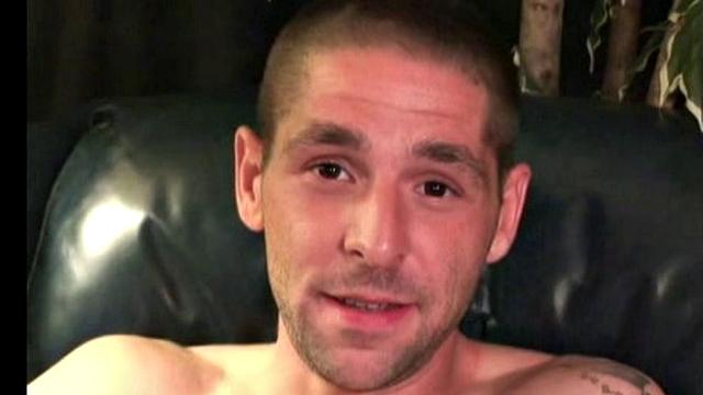 Джейс дрочит с напором и мощно кончает себе на ладонь