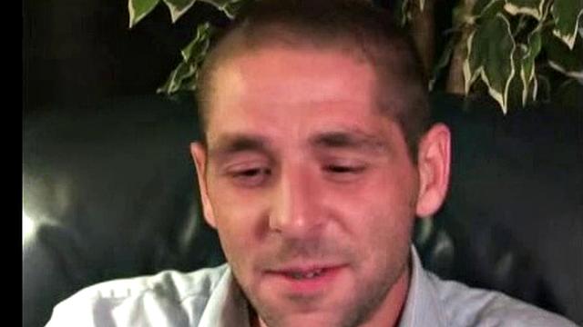 Джейс дрочит с напором и мощно кончает себе на ладонь