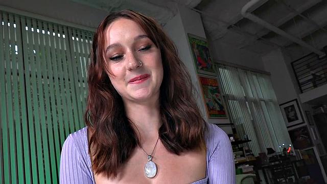 миниатюрная рыжая дрочит член в pov