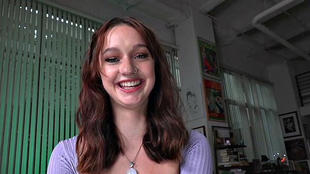 миниатюрная рыжая дрочит член в pov