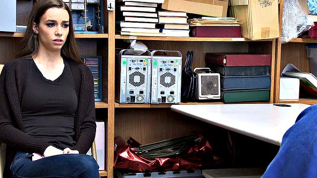 секьюрити раскрыл её в офисе - жёсткий досмотр закончился еблей