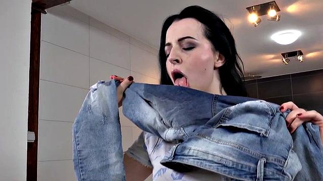 Watersport babe pissing before masturbating