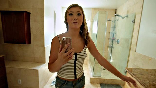 блондинка-сестра заводит брата и трахается с ним в кровати