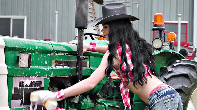 HETEROFLEXIBLE - Hung Cowboy Marcus McNeil CRAVING Cowgirl Femboy Sydney's Tight Hole