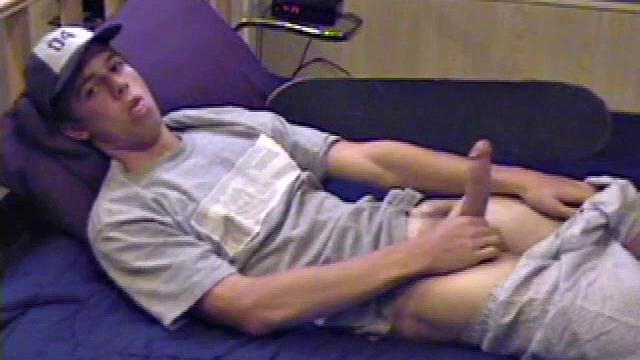 Джейден не может сдержаться, яростно дрочит на камеру