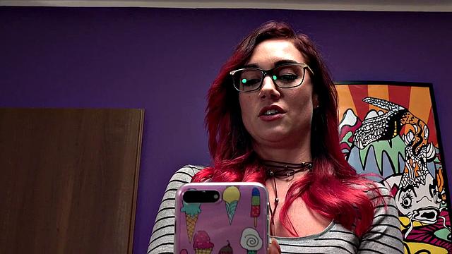 чешка в очках получает по полной в позе догги