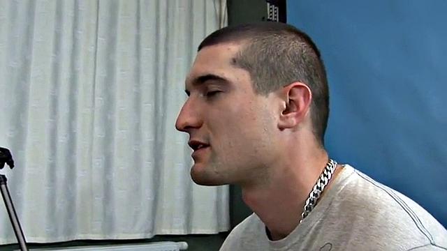 большегрудая милфа делает из лузера игрушку с дилдо