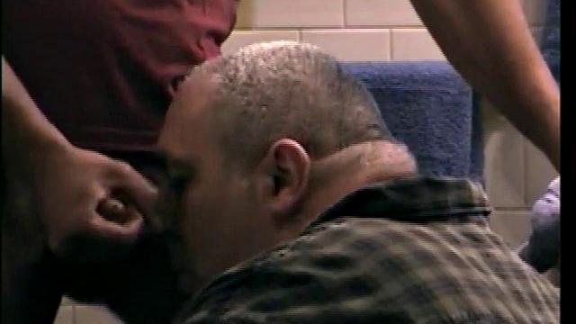 зак кончает ей на лицо