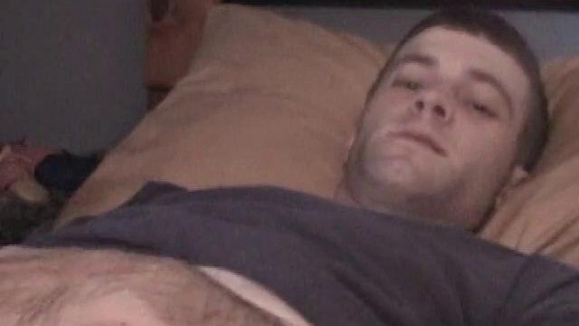 Джонни развалился на кровати, дрочит толстый хер и ласкает мохнатую жопу