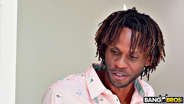 Соседка Quinn Waters пришла без подарка, зато дала себя отыметь прямо на новоселье.