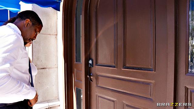 яркая блондинка трахает соседа прямо в гостиной