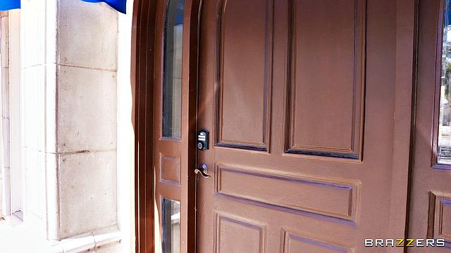 яркая блондинка трахает соседа прямо в гостиной