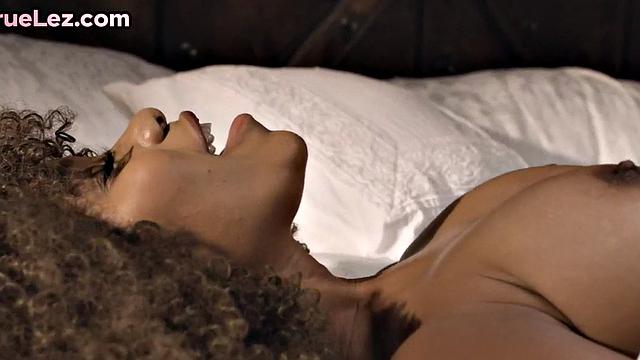 Ebony seduces naughty lez b4 eating her pussy out