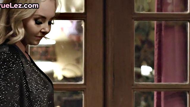 черная соблазняет лесбиянку и вылизывает ей