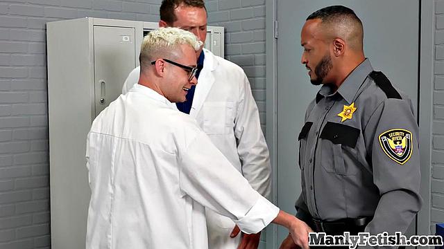 Horny guys having fun in 3some (no change)