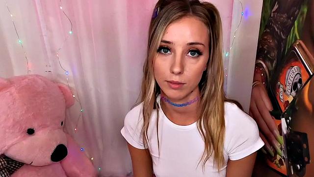 отчим отрывается с миниатюрной киской в трусиках - pov и глубокий минет