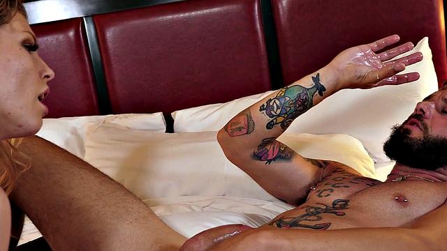 милфа в колготках шпилит парня страпоном, а потом и сама ловит в зад