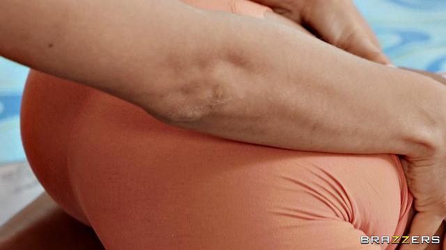 Абелла Danger учит Эмбер Snow йоге, но вместо асан - страпон и сквирт на коврике, кто бы мог подумать?