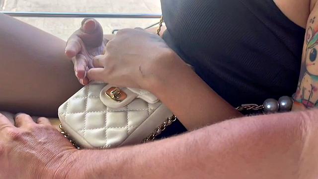 Тайская мамаша отрывается по полной прямо на улице