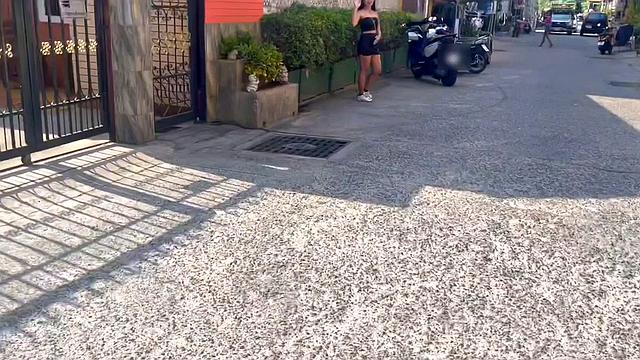 Тайская мамаша отрывается по полной прямо на улице