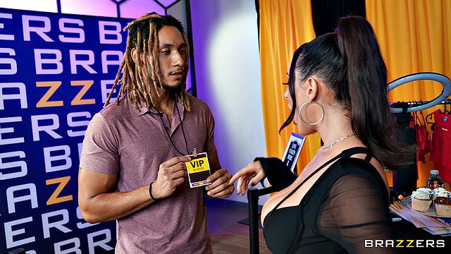 Анджела Уайт устраивает минет фанату на автограф-сессии и трахается с Дереком Сэвиджем за кулисами.