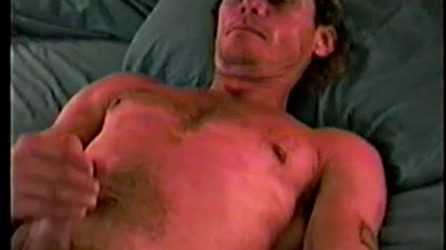 дэнни дрочит зрелому мужику и ловит мощный конч