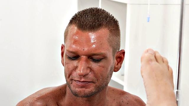 мускулистый врач сдается жесткому фистингу от пациента и горячего интерна