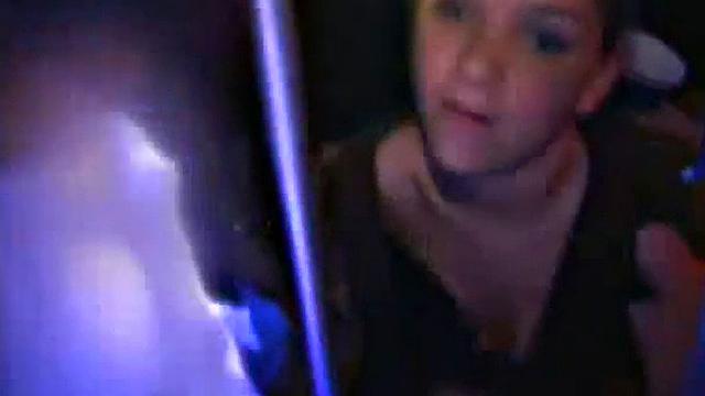 смотри, как универская шлюшка садится на шпагат на члене