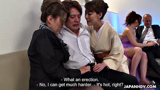 Смотри, как японские жёны отрываются в жарком групповом сексе