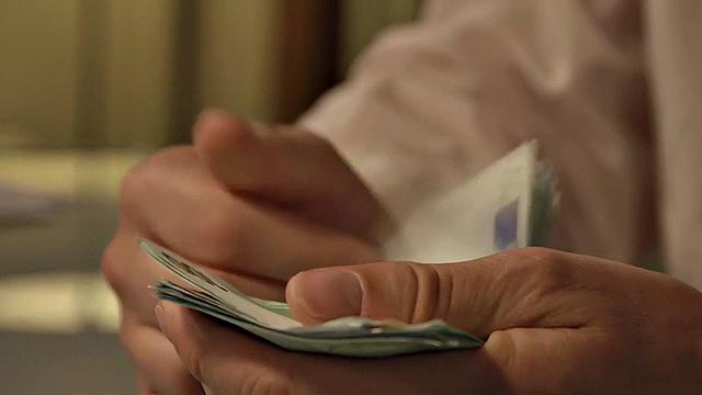 какой-то извращенец пялится, как две шлюхи отдаются на bbc в анал