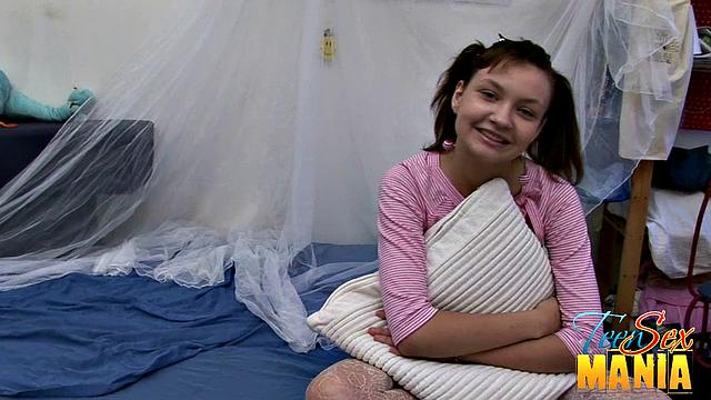 Настя страстно сосёт и получает горячий финиш в рот