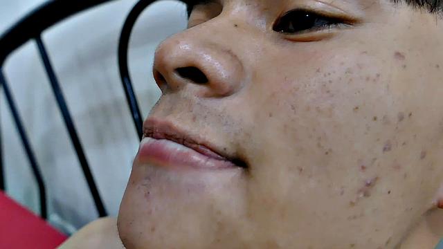 азиат дрочит и играет с голыми мужскими ступнями