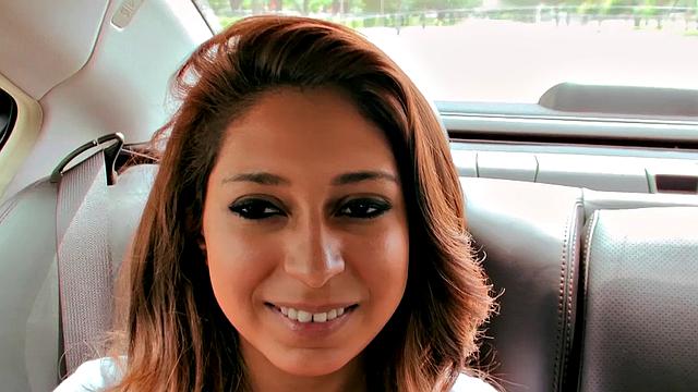 латинка сарай кайфует от пальцев в авто и ловит кончу на лицо