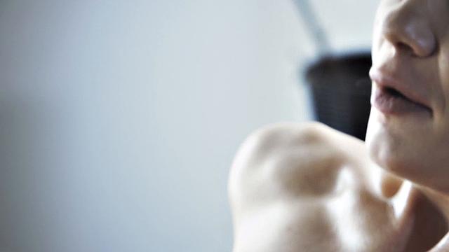 две озорные с пирсингом и без трусиков устроили массаж