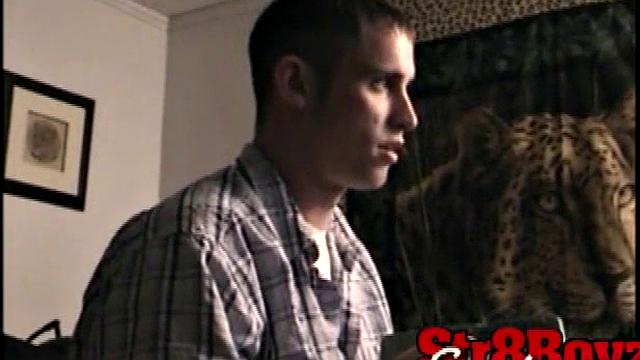 Маршалл с парнем дрочит и кончает на камеру, гей-движуха для своих.