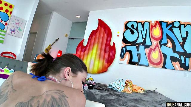 Лея жадно сосёт и принимает крепкий анал